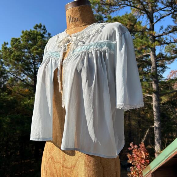 Vintage 50s Baby Blue Mini Puff Sleeve Ruffled Bed Jacket - Picture 4 of 5